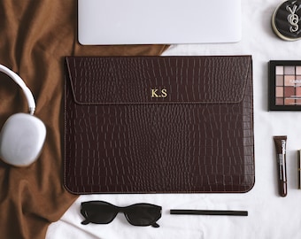 Chocolate Crocodile Texture Gold Name Personalization Leather Laptop Sleeve, Fits 13–16 inch Laptops Protective Case with Magnetic Closure