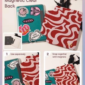 Puede incluir: Una funda trasera magn&eacute;tica transparente desmontable de color verde azulado con pegatinas y una cubierta con un patr&oacute;n ondulado rojo y blanco. Las pegatinas dicen "Midnight Readers Book Club", "Hot and Spicy" y "Dark Romance". La cubierta tiene las iniciales "JS".