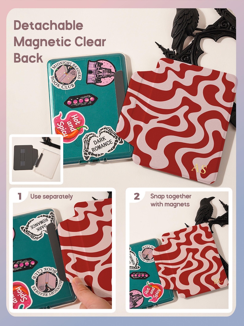 Puede incluir: Una funda trasera magn&eacute;tica transparente desmontable de color verde azulado con pegatinas y una cubierta con un patr&oacute;n ondulado rojo y blanco. Las pegatinas dicen "Midnight Readers Book Club", "Hot and Spicy" y "Dark Romance". La cubierta tiene las iniciales "JS".