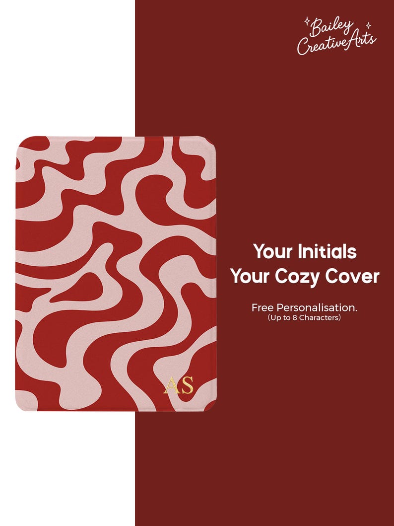 Puede incluir: Una funda roja y crema con un patr&oacute;n ondulado. La funda tiene esquinas redondeadas e iniciales doradas. El texto en la funda dice "Your Initials Your Cozy Cover" y "Free Personalisation. (Up to 8 Characters)". El logotipo de Bailey Creative Arts est&aacute; en la esquina superior derecha.