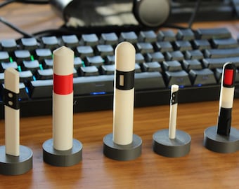 6 Stück Schreibtisch-Poller (Set A) 50-90 mm Inspiriert von Geoguessr