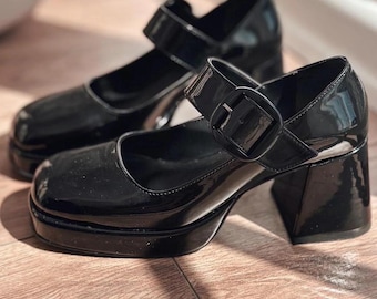 Czarne lakierowane buty typu Mary Jane na platformie | Buty na grubym, klockowym obcasie z paskiem sprzączką