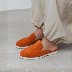 Orangefarbene Wildleder-Mules | Damen-Slipper | Slipper ohne Fersenriemen | Sommerpantoletten | Hausschuhe