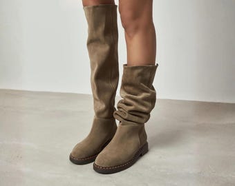 Beige suède kniehoge laarzen | Slouchy instaplaarzen | Dameslaarzen met lange schacht