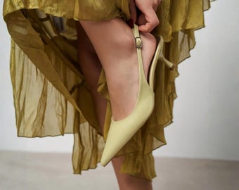 Oliwkowo-zielone skórzane buty na obcasie typu slingback | Czółenka na niskim obcasie | Buty ze szpiczastym noskiem | Sandały letnie