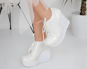 Zapatos de novia de plataforma con encaje blanco y estampado floral / Zapatillas de boda adornadas con perlas / Tacones con cordones