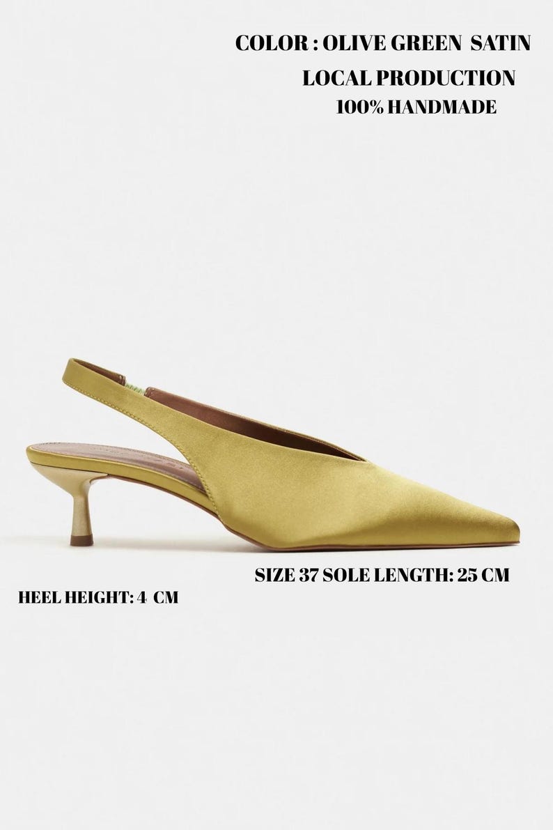 Może przedstawiać: Oliwkowo-zielony but typu slingback z satyny ze szpiczastym noskiem i obcasem o wysokości 4 cm. Tekst na obrazku brzmi: COLOR: OLIVE GREEN SATIN, LOCAL PRODUCTION, 100% HANDMADE, SIZE 37 SOLE LENGTH: 25 CM, HEEL HEIGHT: 4 CM. Obcas jest złoty.
