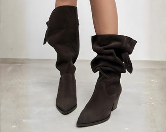 Bruine suède westernlaarzen met wijde schacht | Slouchy laarzen met spitse neus | Cowboylaarzen tot de knie