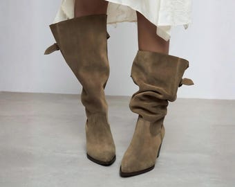 Donkerbeige suède westernlaarzen met wijde schacht | Slouchy laarzen met spitse neus | Cowboylaarzen tot de knie