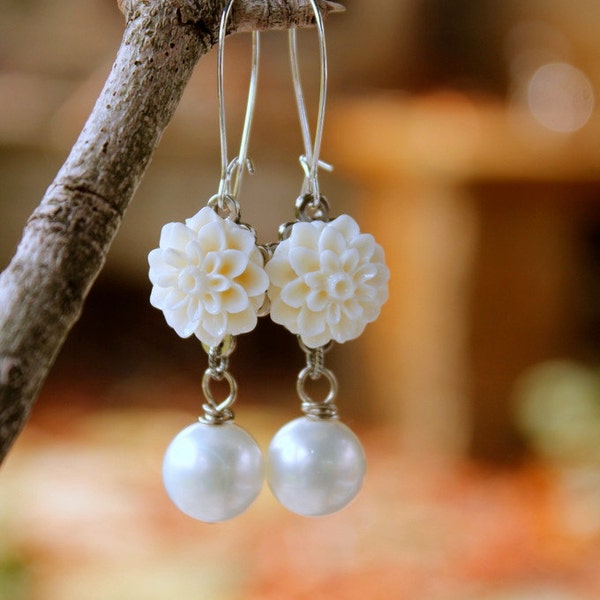 White Flower Earring, Resin Cabochon Earring, White Pearl Earrings, Freshwater Pearl, Floral Bridesmaid Jewelry,White Wedding, Something Old
