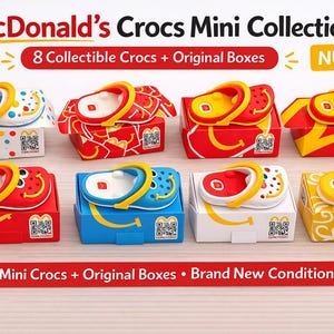 Könnte beinhalten: Das Bild zeigt acht Mini-Crocs-Schuhe in ihren Originalverpackungen. Die Schachteln sind rot, gelb, blau und weiß und tragen das McDonald's-Logo. Die Crocs sind in verschiedenen Farben erhältlich. Der Text lautet "McDonald's Crocs Mini Collection".