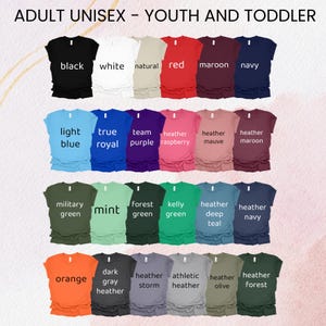 Puede incluir: Una colecci&oacute;n de camisetas unisex en varios colores, incluyendo negro, blanco y azul claro. El texto "ADULT UNISEX - YOUTH AND TODDLER" est&aacute; en la parte superior. Cada camiseta muestra su nombre de color, como "menta" y "naranja".