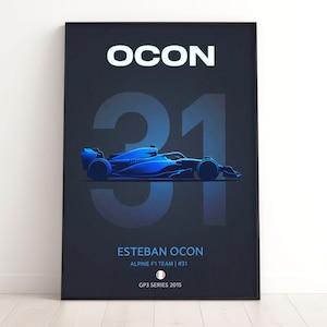 Puede incluir: Una taza de cerámica blanca con un asa negra y el texto "But First, Coffee" en un estilo manuscrito. La taza está sobre una superficie blanca. La taza mide aproximadamente 10 cm de alto.