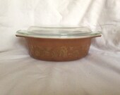 Vintage PYREX Early American 1 1 2 Qt Casserole Dish with lid (043)
