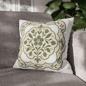 Vintage kussensloop met bloemenmedaillon, gemaakt van gesponnen polyester, vierkant.