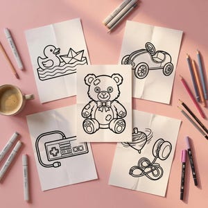 K&ouml;nnte beinhalten: F&uuml;nf wei&szlig;e Papierb&ouml;gen mit schwarzen Strichzeichnungen, die eine Quietscheente, ein Spielzeugauto, einen Teddyb&auml;ren mit Flicken, einen Videospiel-Controller sowie einen Kreisel und ein Jo-Jo zeigen, umgeben von verschiedenen Stiften und einer Kaffeetasse.