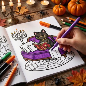 Puede incluir: Un libro para colorear con tem&aacute;tica de Halloween abierto en una p&aacute;gina con un gato negro leyendo un libro en un sof&aacute; morado. La escena est&aacute; rodeada de calabazas, velas, ara&ntilde;as y &uacute;tiles para colorear.