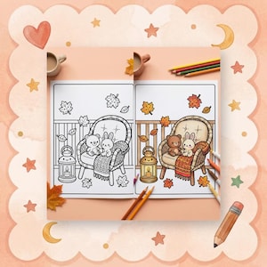 以下が含まれることがあります： 秋のシーンを描いた塗り絵の2ページ見開き。片方のページは白黒の輪郭で、もう片方は色付きです。シーンには、椅子、テディベア、ウサギ、毛布、ランタン、落ち葉が含まれています。