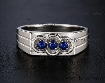 Anillo de lujo para hombre de plata de ley 925 con circonitas cúbicas azules, una declaración de estilo audaz.