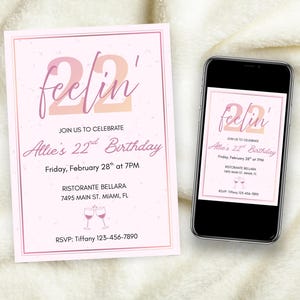 Könnte beinhalten: Eine rosa Geburtstagseinladung mit dem Text "22 feelin'" und Details für Allies 22. Geburtstagsfeier. Ein Smartphone zeigt die gleiche Einladung an. Die Einladung enthält Datum, Uhrzeit und Ort.