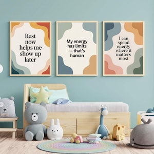 Peut inclure: Trois impressions d'art encadrées avec des citations inspirantes. Les impressions présentent un fond crème avec des formes abstraites colorées en orange, bleu et vert. Les citations se lisent : "Reposez-vous maintenant, cela m'aide à me présenter plus tard", "Mon énergie a des limites - c'est humain" et "Je peux dépenser de l'énergie là où cela compte le plus."