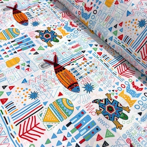Könnte beinhalten: Weißer Stoff mit einem farbenfrohen geometrischen Muster, das Fische, Schildkröten und abstrakte Formen in Rot, Blau, Gelb und Grün zeigt. Das Design umfasst Dreiecke, Linien und andere geometrische Elemente.