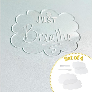 Puede incluir: Decoración de pared en forma de nube de acrílico transparente con las palabras "JUST Breathe" grabadas. El conjunto incluye cuatro piezas en forma de nube y accesorios de montaje. El texto y las nubes son blancos.