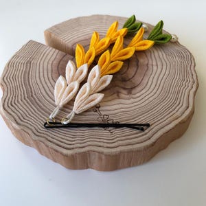 Può includere: Un set di tre ciotole impilabili in ceramica nei toni del blu, verde e bianco. Le ciotole presentano una smaltatura maculata e un design semplice e moderno. La ciotola più grande ha un diametro di circa 18 cm.