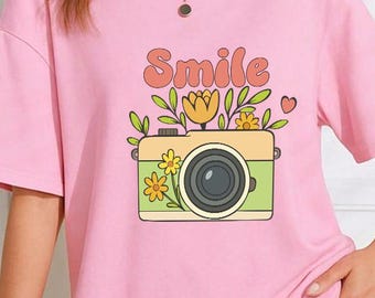Camiseta con gráfico de cámara sonriente: Top de fotografía floral