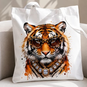 Könnte beinhalten: Eine weiße Tragetasche mit einer farbenfrohen Aquarell-Illustration eines Tigers, der eine Sonnenbrille mit Leopardenmuster und eine klobige Halskette mit großen, klaren, facettierten Kristallen trägt, auf orangefarbenem und schwarzem Fell.
