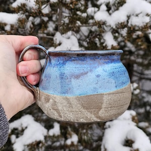kaffemugg, blågrå på mörk lera