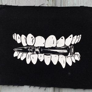 Biting Bullets | Siebdruck Patch / Aufnäher | DIY Punk Crust | Accessoire für Jacken, Taschen, Hoodies, Kutten zum aufnähen