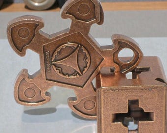 Gegoten metalen tandwielpuzzelkubus, antieke bronzen afwerking