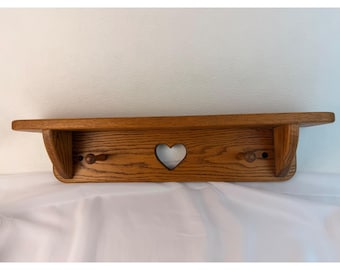 Vägghylla i vintage-etik med hjärtutskärning och pinnar, lantlig bondgård, 61 cm