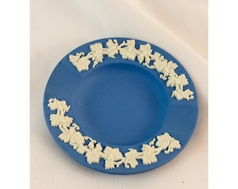 Plato redondo pequeño Wedgwood Blue Jasperware Grapevine, fabricado en Inglaterra, 59 4.5"