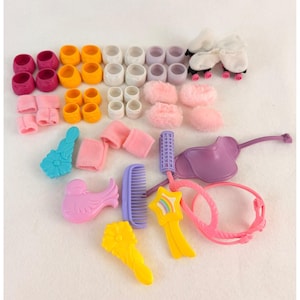 Vintage My Little Pony docktillbehör, massor av borstar, skor, rullskridskor, sadel