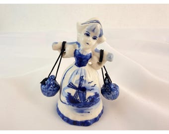 Figura de niña holandesa con campana de porcelana azul de Delft y molino de viento, hecha en Holanda, vintage.