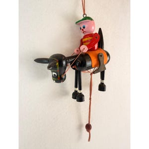 Vintage houten trekkoord Jumping Jack speelgoedrijder op ezel handgeschilderd 6 inch