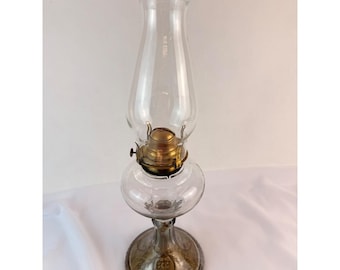 Lámpara de aceite antigua Queen Anne No 2 con base de camafeo de cristal y quemador de latón victoriano con chimenea.