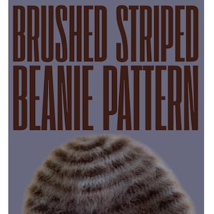 Könnte beinhalten: Ein braun-grau gestreiftes Mützenmuster. Der Text "BRUSHED STRIPED BEANIE PATTERN" wird über der Mütze angezeigt. Der Text "BEGINNER FRIENDLY" wird darunter angezeigt.