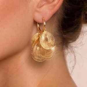 Boucles d'oreilles pendantes florales dorées | Pendants d'oreilles à motif pétale | Élégants bijoux d'invité de mariage | Style de luxe calme
