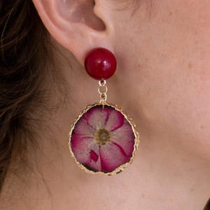 Boucles d'oreilles pendantes fleurs rouges pressées | Boucles d'oreilles bohèmes fleuries | Bijoux botaniques | Tenue d'été | Cadeau unique pour elle