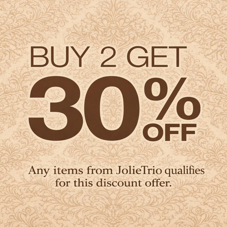 Pu&ograve; includere: Grafica promozionale con sfondo a motivi floreali beige. Il testo "ACQUISTA 2 OTTIENI IL 30% DI SCONTO" &egrave; visualizzato in marrone. &Egrave; presente anche il testo "Qualsiasi articolo di JolieTrio &egrave; valido per questa offerta sconto".