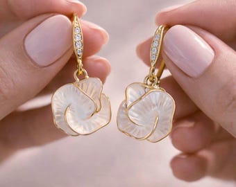 Orecchini pendenti floreali in madreperla / Placcati in oro con zirconi cubici / Delicati ed eleganti gioielli da sposa