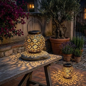 Smeedijzeren lantaarn op zonne-energie, hangend hol buitenlicht, led-landschapsprojectielamp, waterdicht tuindecor, hangende patio-armatuur