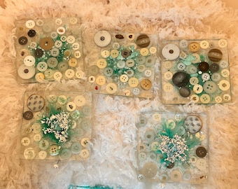 Handgefertigtes Untersetzer-Set aus Resin mit passendem Tablett | Knopf Kunst Untersetzer | Blaugrün & Silber Abstraktes Dekor | Einzigartiges Epoxid Harz Geschenk Set