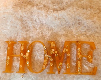 Handgemachtes Resin HOME Schild | Gold Sequin Glam Decor, funkelnder Regalakzent