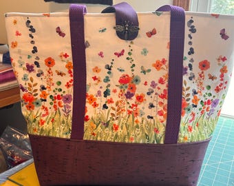 Wildblumen Wiese Tragetasche | Handgemachte Blumen Markttasche | Lila Korkboden Umhängetasche | Cottagecore Tasche
