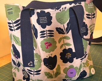Moderne Blumen-Einkaufstasche mit Knopfakzenten | Handgemachte botanische Umhängetasche