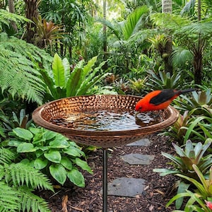 Gehämmerte Kupfer Vogeltränke mit Metallständer - Outdoor Garten Vogelfutterschale, wetterfeste Terrasse Yard Dekor, rustikale Hinterhofverzierung